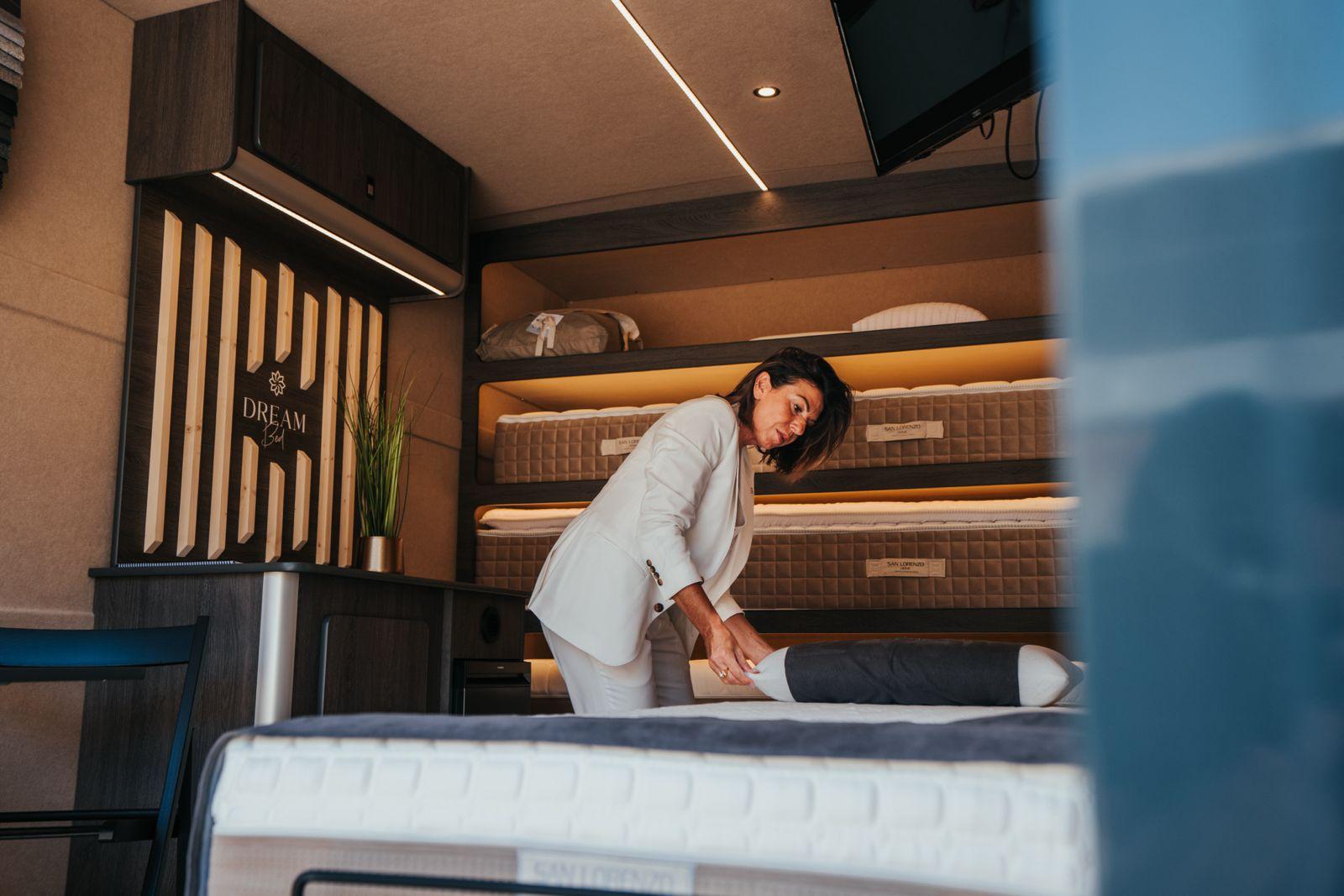 Lili Fratini dans son showroom mobile Dream Bed