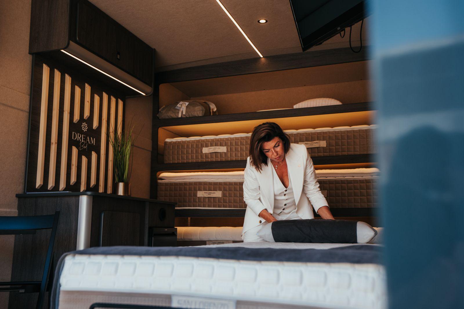Lili Fratini dans son showroom mobile Dream Bed