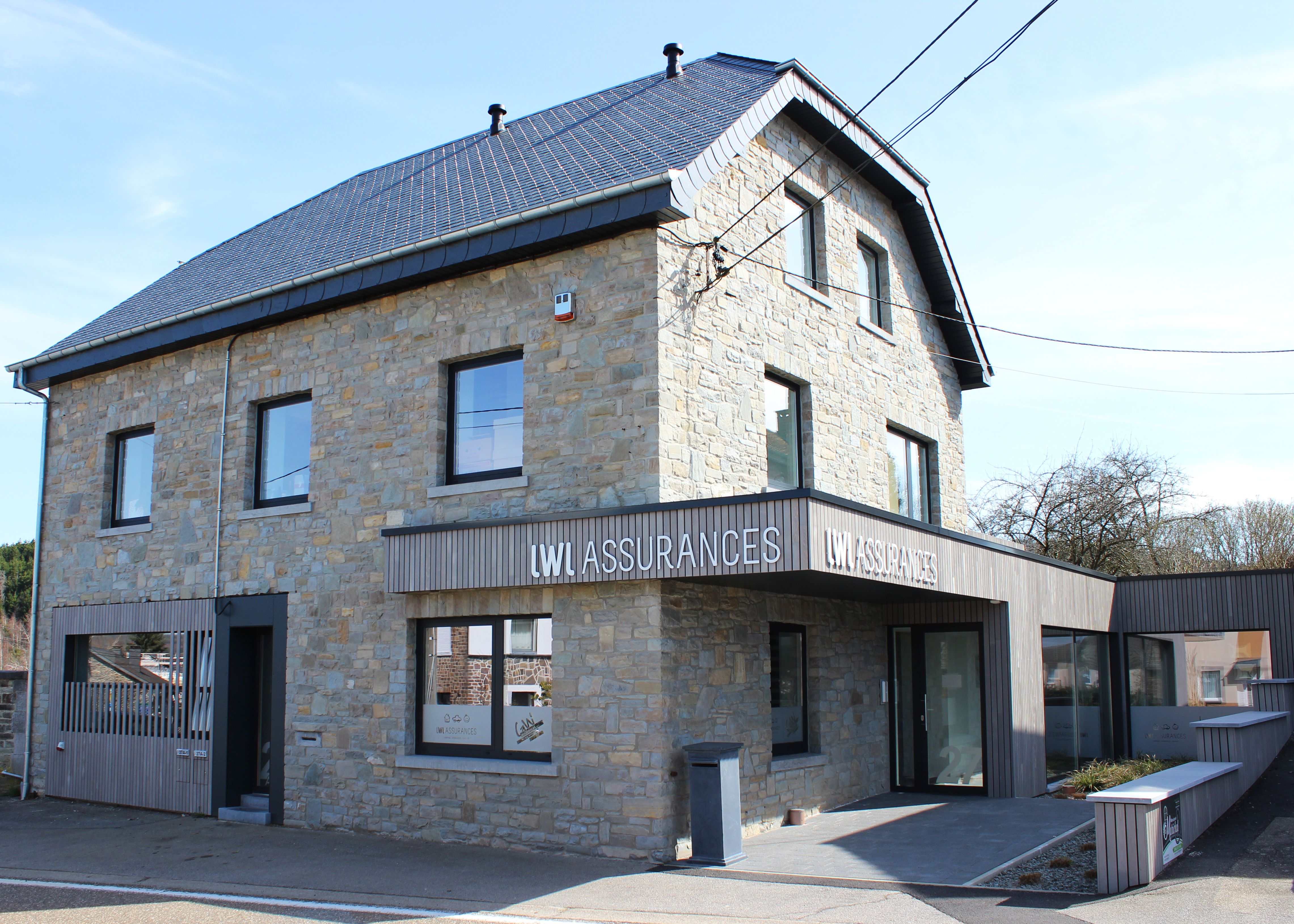 Bureau moderne de LWL Assurances en pierre, situé à Stavelot, offrant des services d'assurances et de gestion de sinistres.