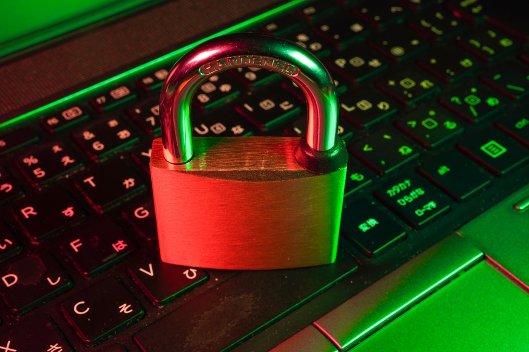 Un cadenas en métal sur un clavier d'ordinateur avec un éclairage vert et rouge, symbolisant la sécurité numérique.