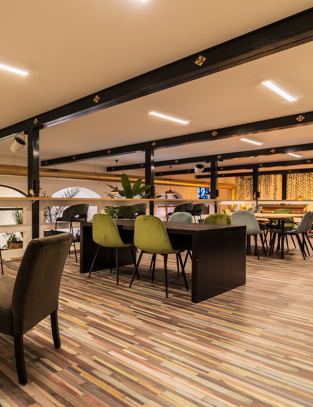 Espace de coworking moderne avec des chaises confortables et des tables en bois, ambiance chaleureuse et conviviale.