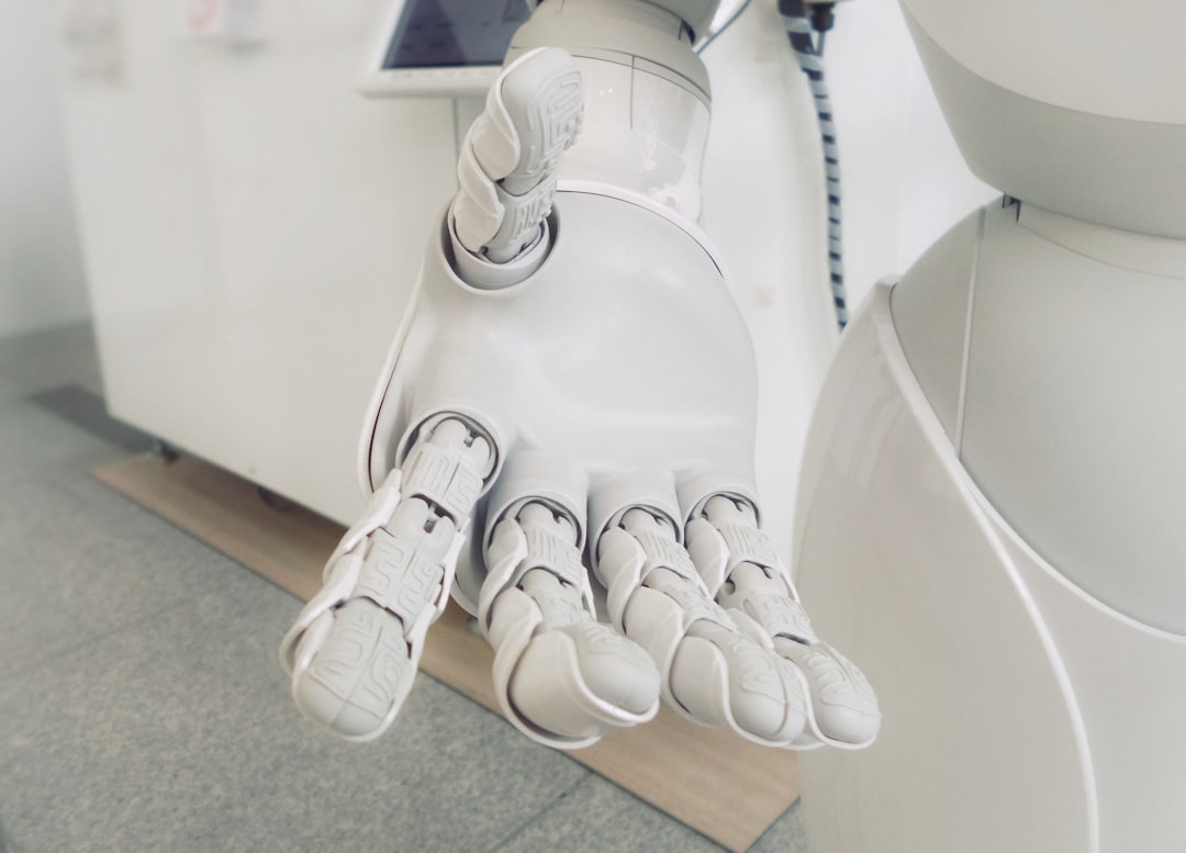 Main robotique blanche avec des doigts articulés, en arrière-plan clair et moderne, illustration de la technologie avancée.