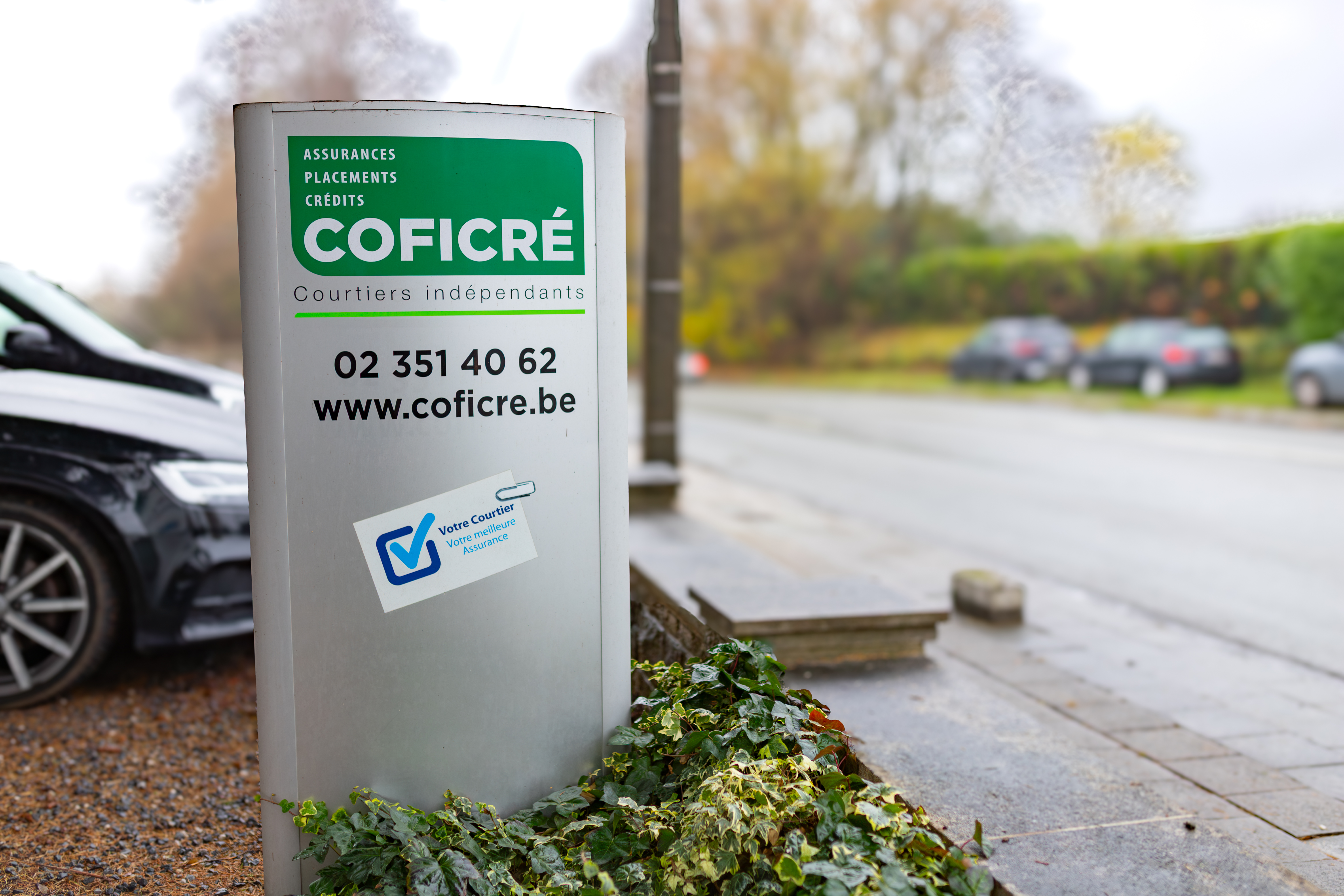 Panneau d'affichage de Coficré, courtier indépendant en assurances, placements et crédits, situé à Braine-l'Alleud.