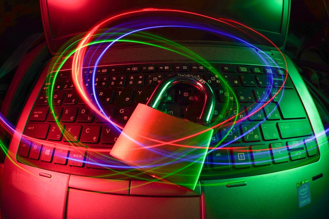 Clavier d'ordinateur avec un cadenas verrouillé, illuminé par des lumières colorées. L'image évoque la sécurité numérique.