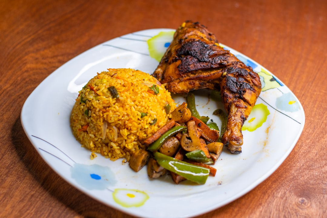 Poulet grillé aux épices avec riz et légumes sautés